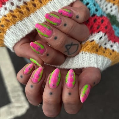 unghie fluo coccodrillo rosa e verde